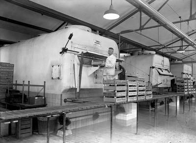 129849 Interieur van het gebouw van Winterzon Conserven N.V. (Veilingstraat 2) te Utrecht, koelhuis met tunnelvriezers, ...